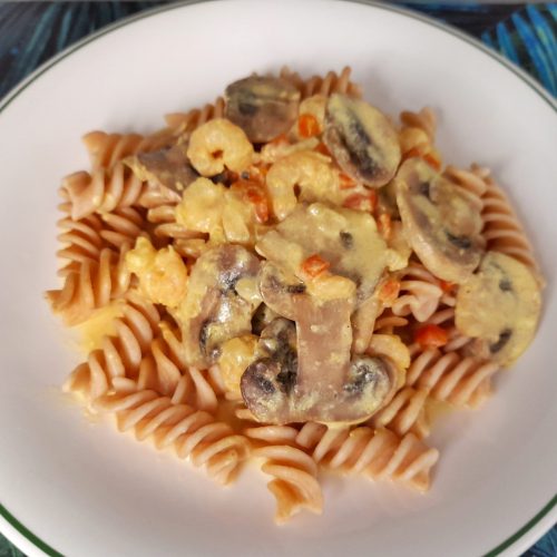 Pasta con champiñones, gambas y salsa de queso