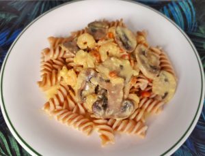Pasta con champiñones, gambas y salsa de queso