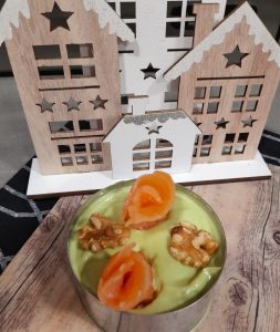 Timbal de queso, aguacate y salmón