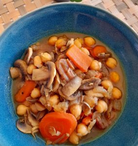 Garbanzos con champiñones y dátiles