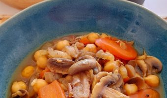 Garbanzos con champiñones y dátiles