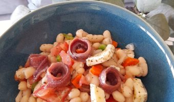 Ensalada de alubias con anchoas y queso