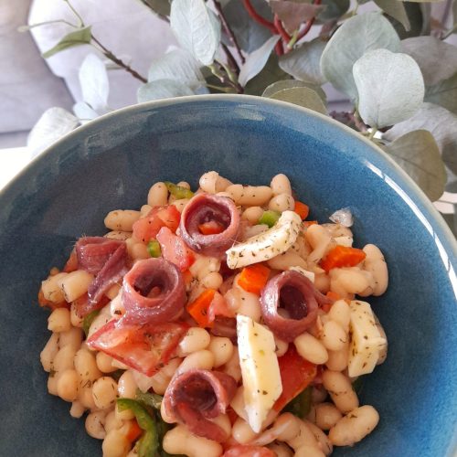 Ensalada de alubias con anchoas y queso