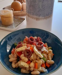 Ensalada de alubias con anchoas y queso