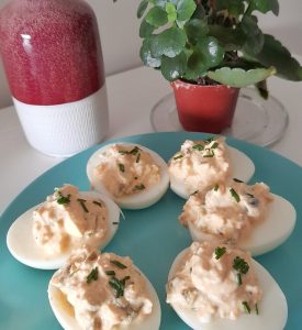 Huevos rellenos de pepinillos