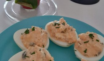 Huevos rellenos de pepinillos