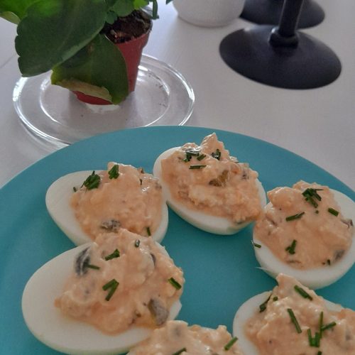 Huevos rellenos de pepinillos
