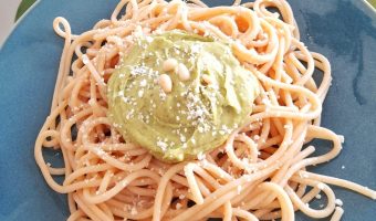 Espaguetis con pesto de aguacate