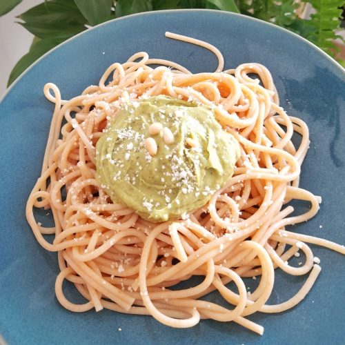 Espaguetis con pesto de aguacate