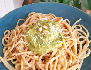Espaguetis con pesto de aguacate