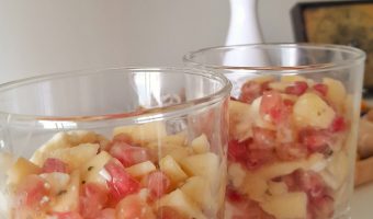 Vasitos de granada, queso y manzana