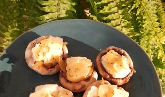 Champiñones rellenos de cebolla caramelizada y queso