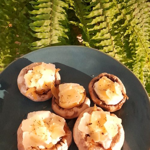 Champiñones rellenos de cebolla caramelizada y queso