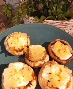 Champiñones rellenos de cebolla caramelizada y queso