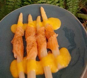 Espárragos con salmón y mango