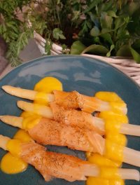 Espárragos con salmón y mango