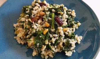 Arroz con espinacas, pasas y piñones