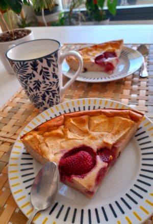 Bizcocho de manzana y fresas
