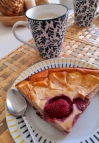 Bizcocho de manzana y fresas