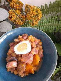 Potaje de garbanzos con magro y setas