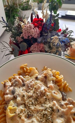 Pasta de guisantes con salmón y setas