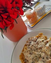 Pasta de guisantes con salmón y setas